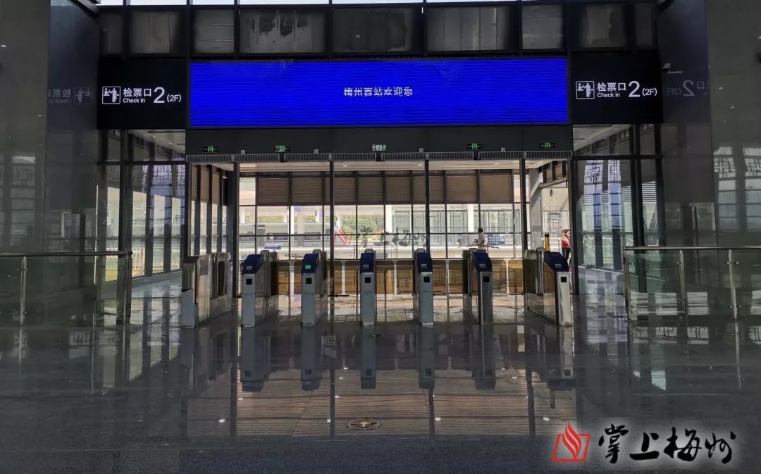 快通车了他们坐上了梅州高铁