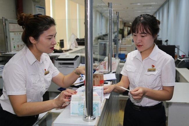 黄金周坚守岗位 铁路售票员邹云的"云计算"