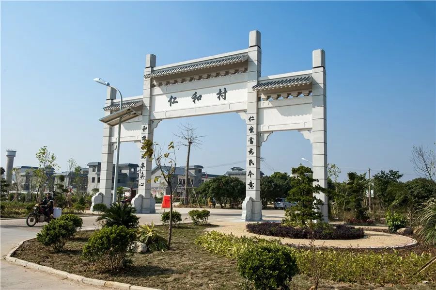 六景镇的仁和村,通过村民们自己的努力打造,摇身一变,成为了一个集农