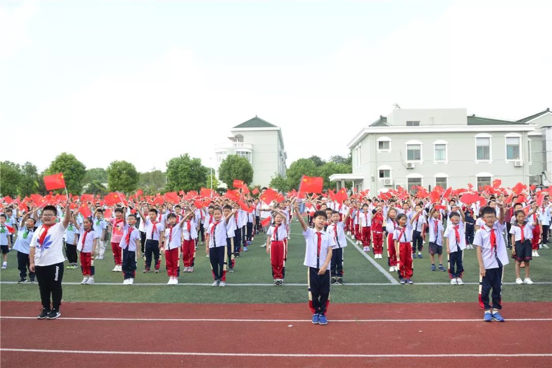 国歌雄壮国旗飘扬金山学子深情表白祖国母亲