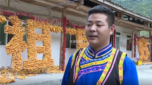 北川90后羌族小伙用一千斤玉米拼字 向祖国问好_秦文峰
