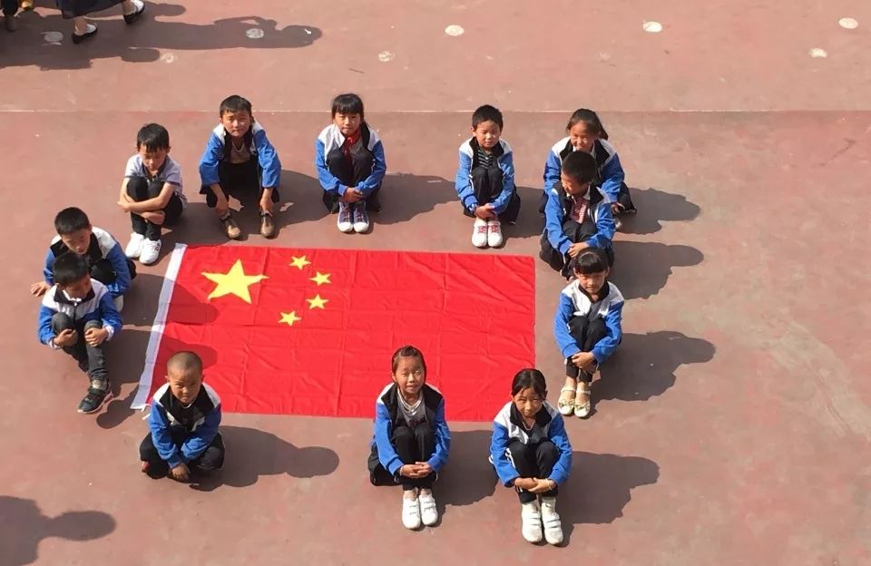 织金县共青团员少先队员展爱国风采