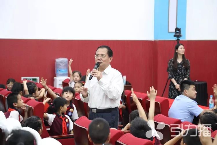 一堂特别的思政课在苏州工业园区星海小学火热进行,星海小学校长洪亮