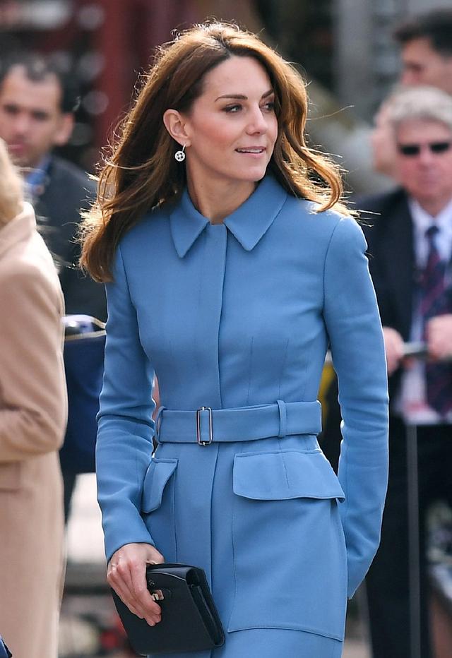 凯特王妃终于放开了纵情大笑接地气配蓝色长裙也不失优雅