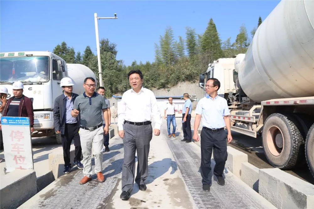 在浦梅铁路水西大桥施工现场,郑剑波详细查看了施工现场安全管理情况