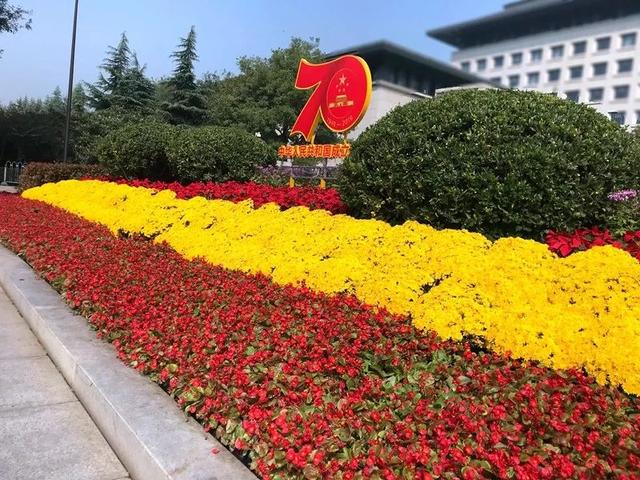 北客站南广场的绿色雕塑景观"花开富贵"则是一个盛满牡丹的巨型大花篮