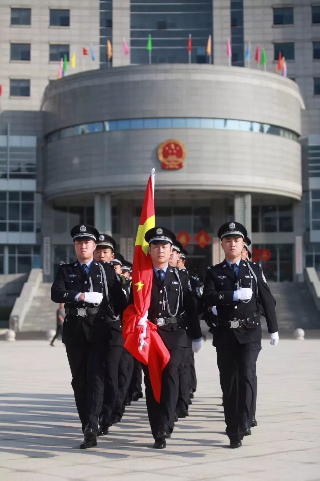 帅气的国旗护卫队让不少市民纷纷自拍合影黄岩公安