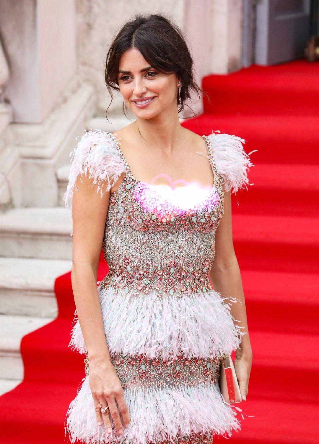 原创被称"西班牙野玫瑰",她曾介入阿汤哥婚姻,45岁穿礼服太勾人魂