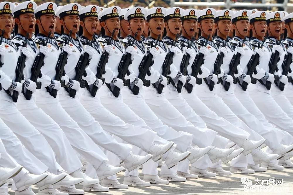 今天阅兵方阵领队的这位将军竟是我们南部人