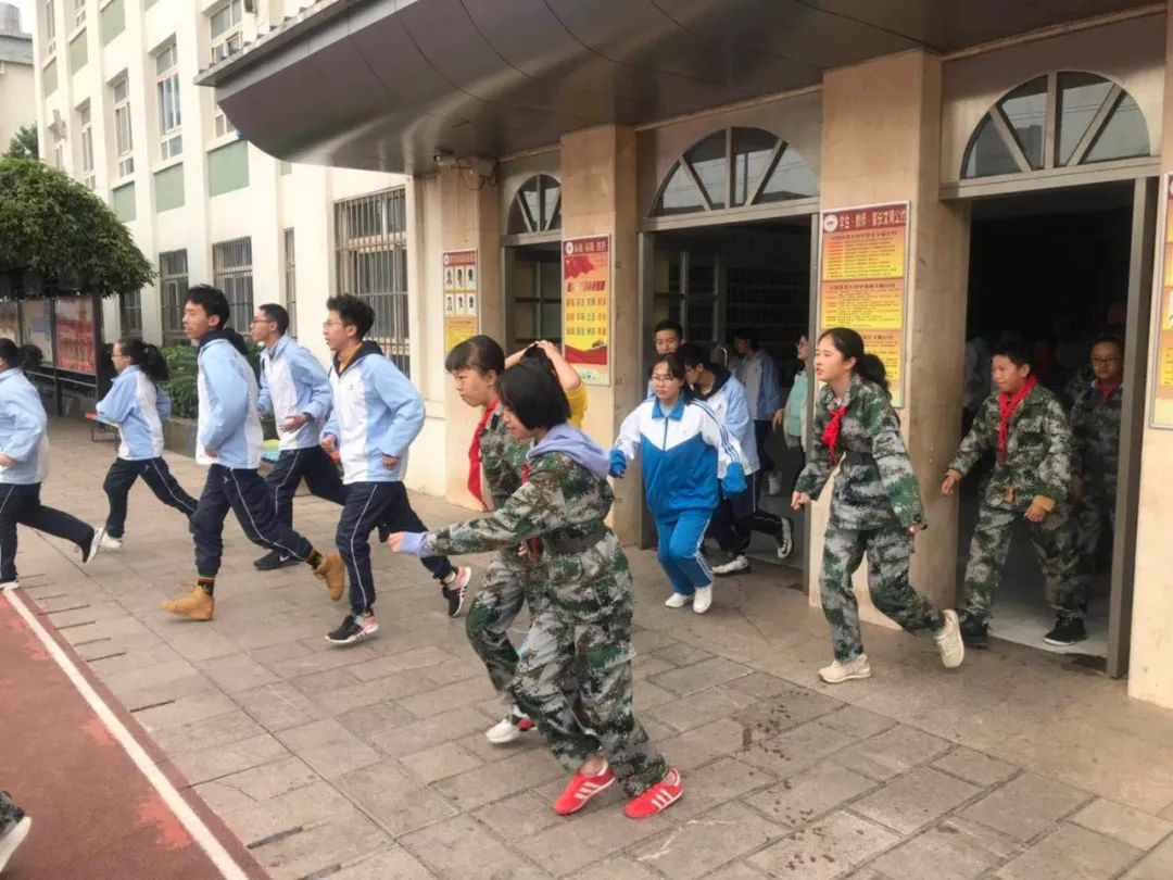 官五中开展应急疏散演练及国庆假期安全教育活动