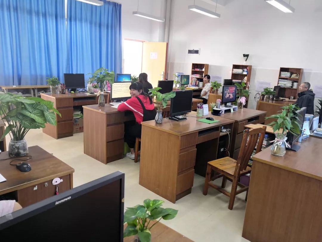 新兴一中优秀教师办公室评比