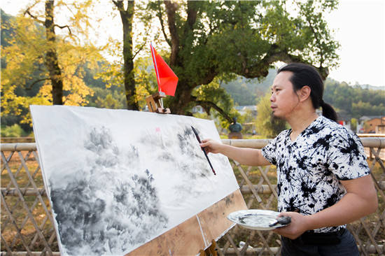 永新籍国画家胡毅敏挥毫泼墨喜迎国庆