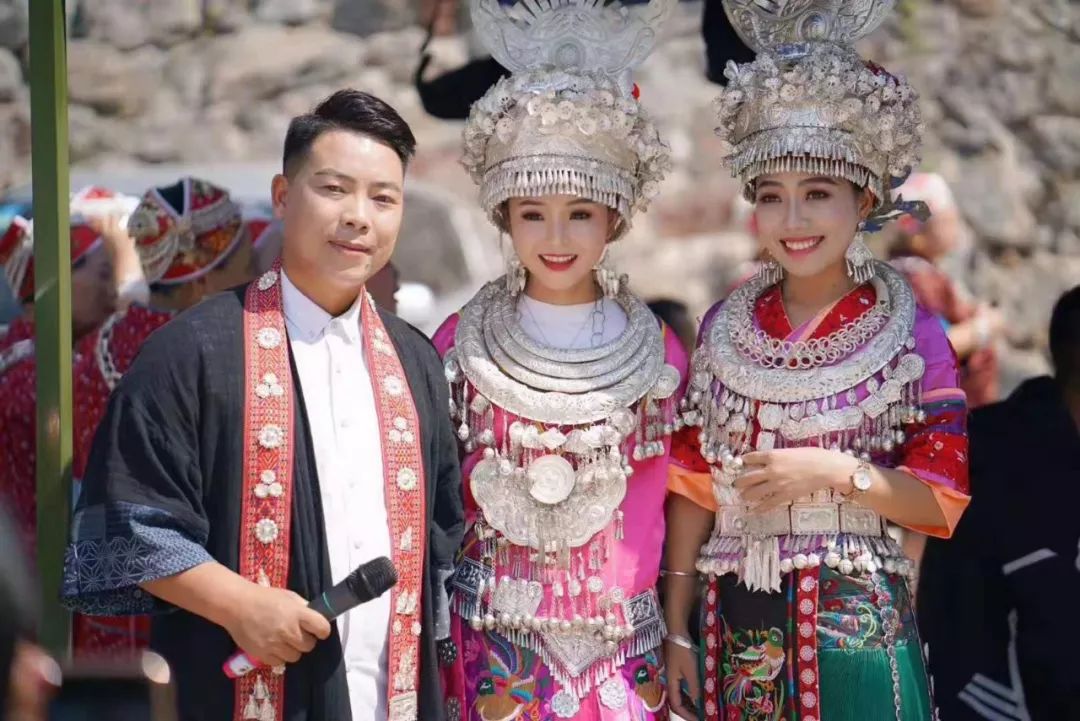 活动现场,独具民族特色的苗族古歌,芦笙舞,铜鼓舞,板凳舞精彩纷呈.