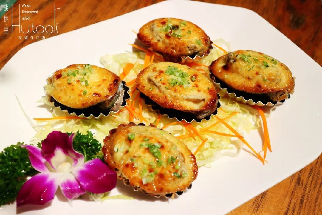 生菜吃了油腻的当然得来点素菜鲍鱼汁搭配生菜解腻还特别爽口口感炸裂