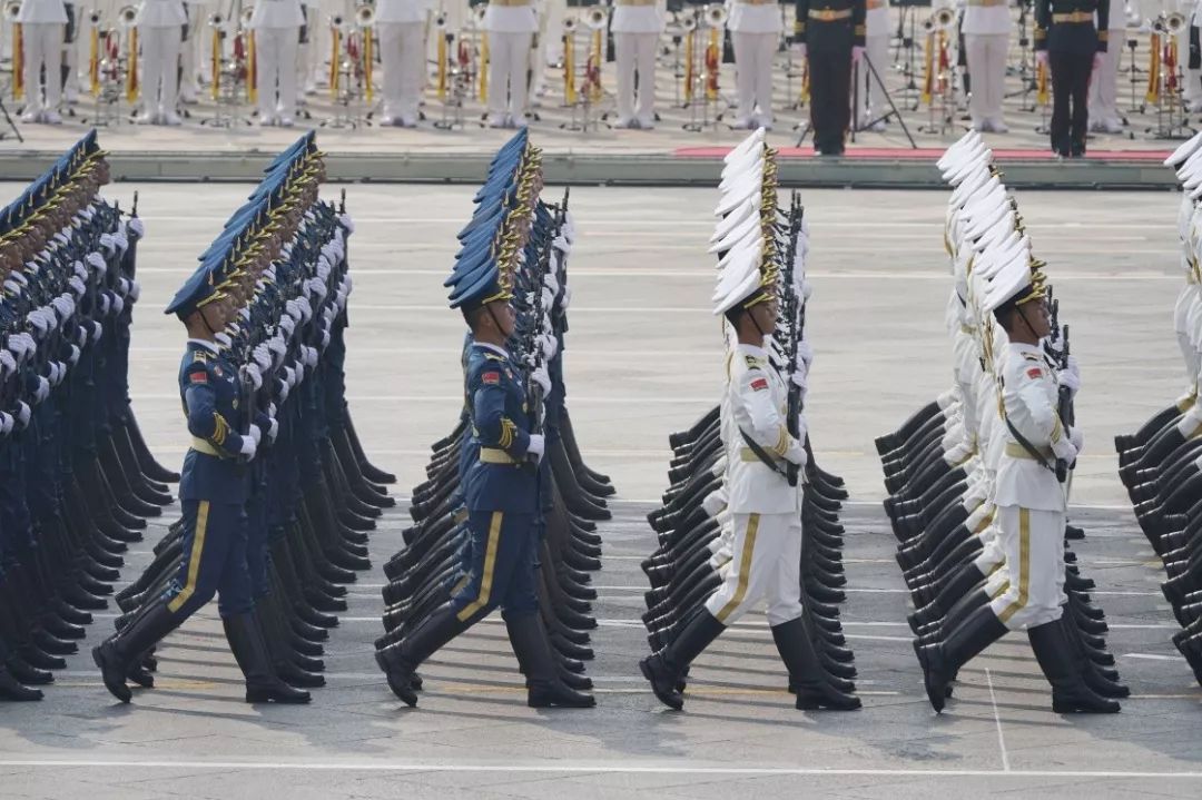 8915这是仪仗方队接受检阅12个空中梯队组成32个装备方队由15个
