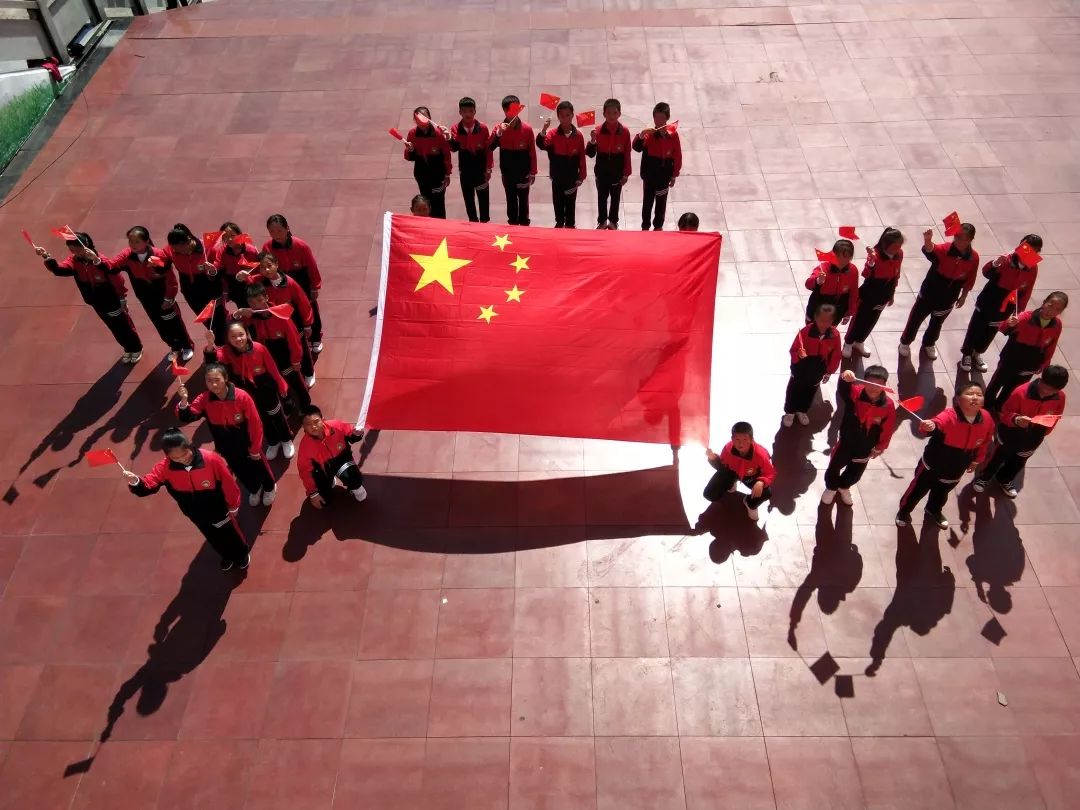 织金县共青团员少先队员展爱国风采