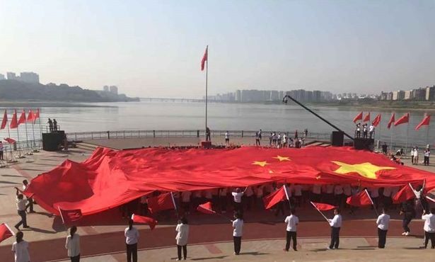 小杜鹃艺术团参演橘子洲头升国旗唱国歌做共产主义接班人活动