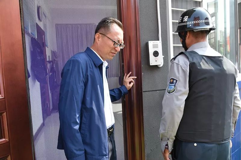 "白建成要求安保人员现场使用一键报警器进行演练,4