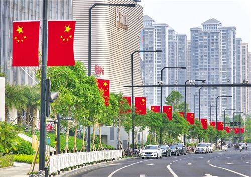 在五象新区总部基地,悬挂的五星红旗为充满生机活力的投资热土营造