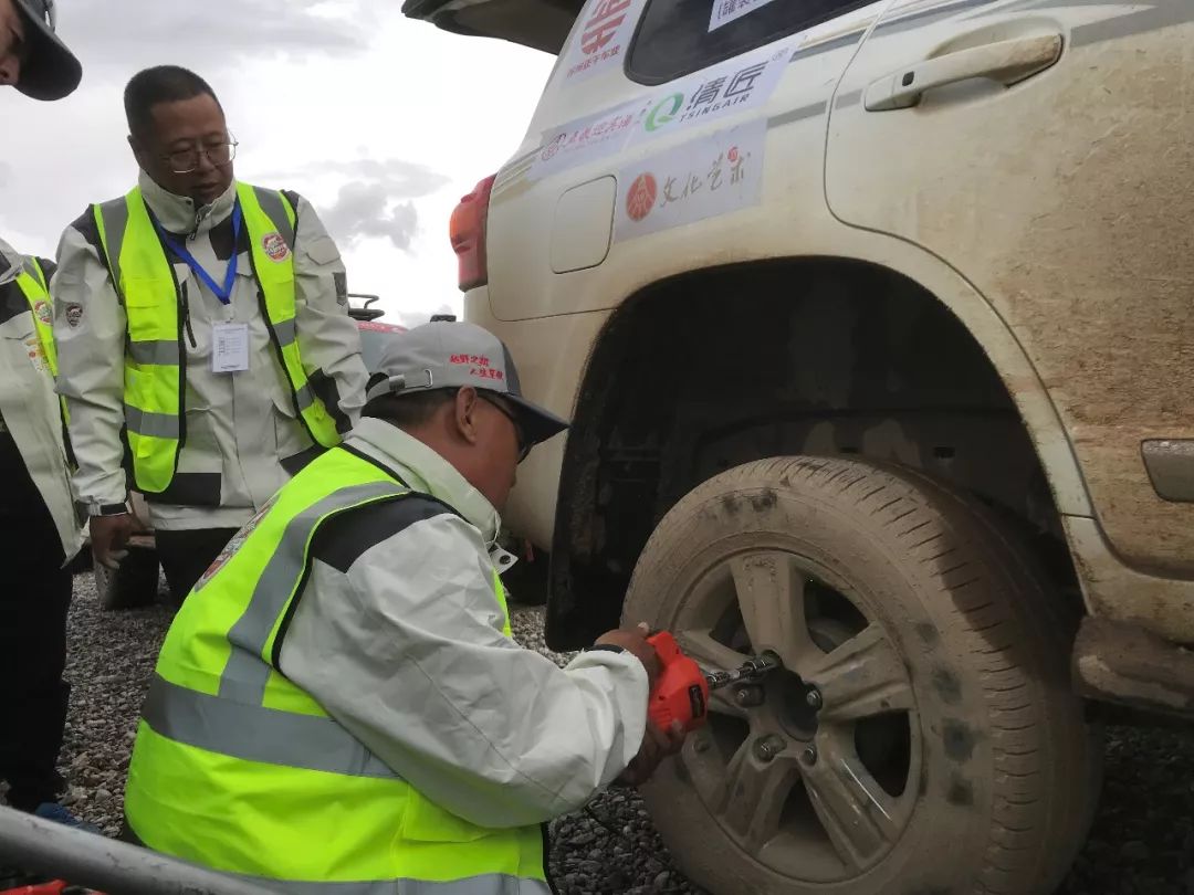 伴随七千余公里的守护神记终极越野赛事救援途乐世家的志愿者