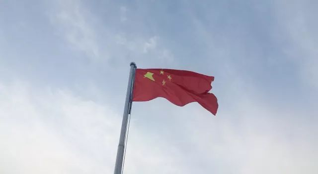 五星红旗迎风飘扬