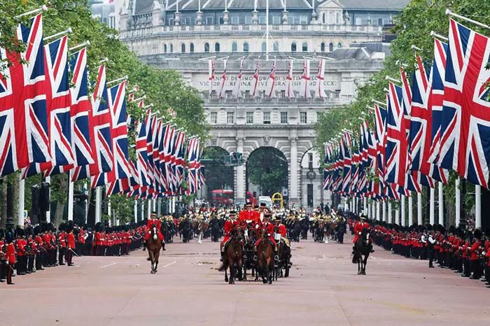 英文的英國國慶日官方說法是birthday of her majesty queen