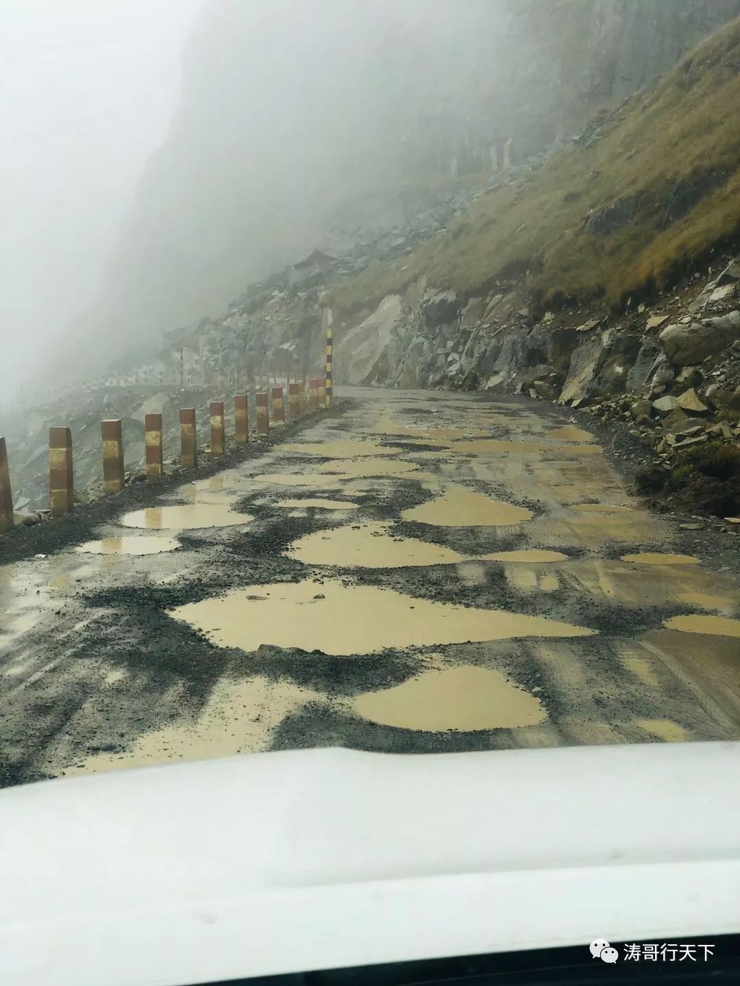 最令人崩溃的弹坑路,颠得天翻地覆