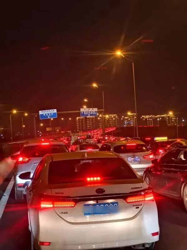 青岛出城大军已出动车海大片正上映高速跨海大桥海底隧道都