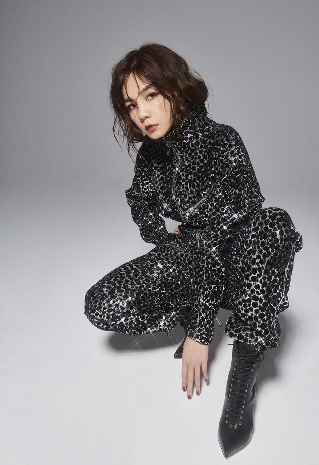 ella写真照曝光,穿条纹西装百褶裙戴贝雷帽,尽显复古优雅