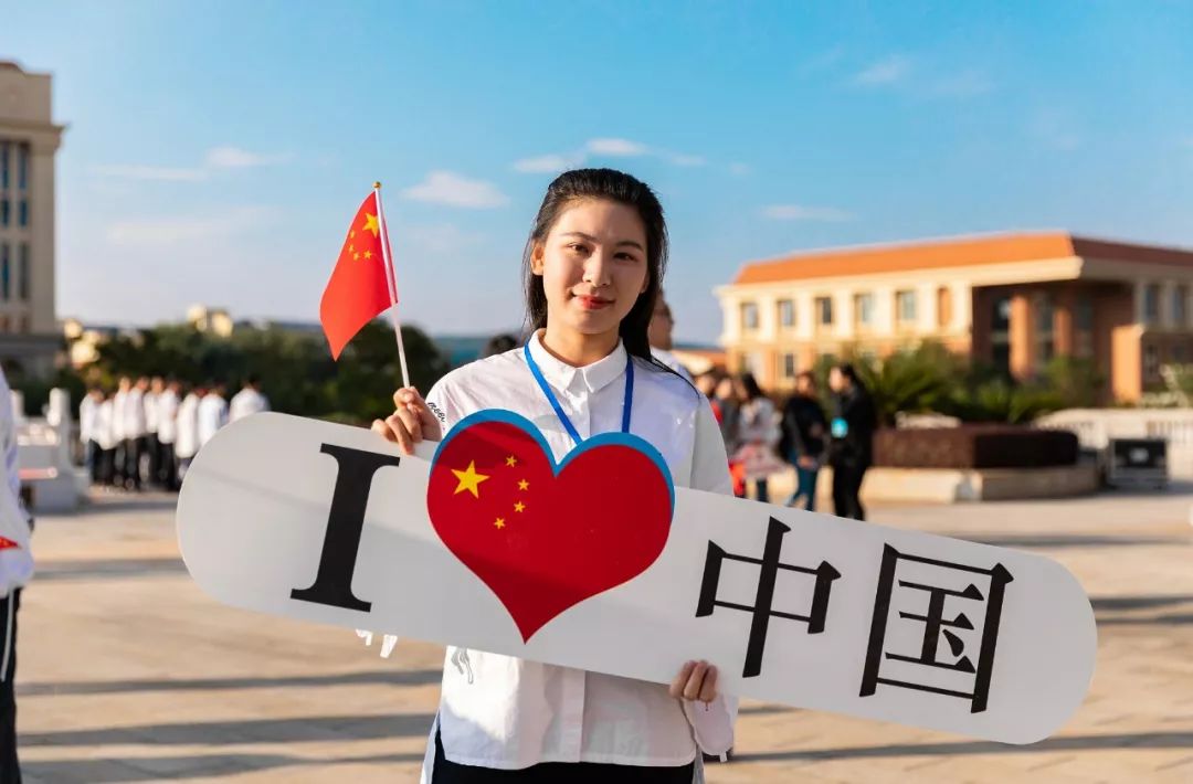 起航,把青春献给祖国云大青年定当勇担责任,砥砺前行伴着飘动的红旗