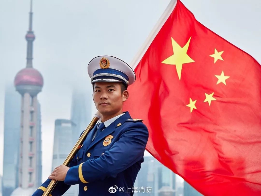 今天请把朋友圈留给消防员与国旗同框