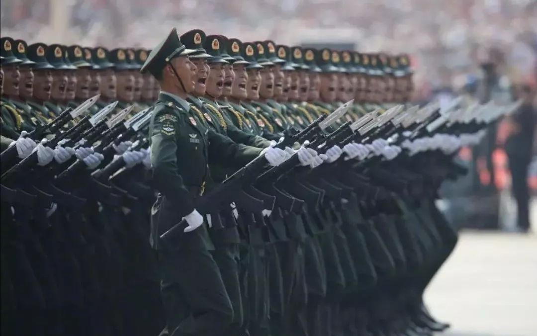 组的方队【25名共和国将军组成第一排面】领导指挥方队走百米不差分毫