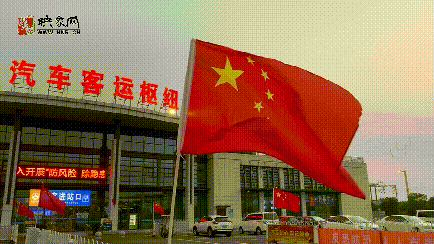 大街小道整齐悬挂起五星红旗,在蓝天白云绿树的映衬下,一抹抹中国红