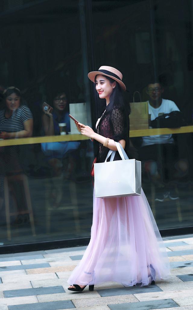 街拍:粉色长裙的小姐姐,优雅端庄的淑女范