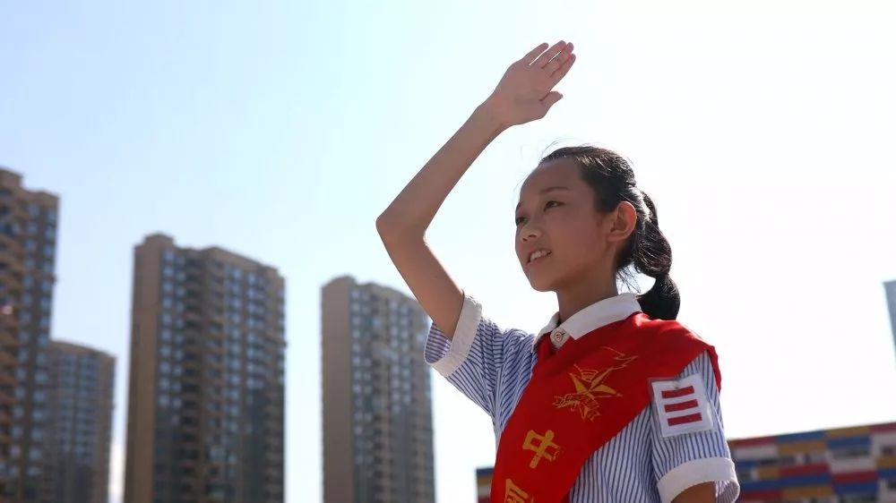 敬礼朱家尖中心幼儿园邀请抗美援朝老军人爷爷来园为小朋友展示升旗