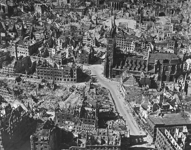 原创德国战败之时的老照片纽伦堡遭遇大轰炸整个城市如同地狱