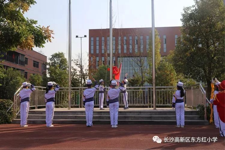 五星红旗你是我的骄傲东方红小学全体师生同庆祖国七十华诞