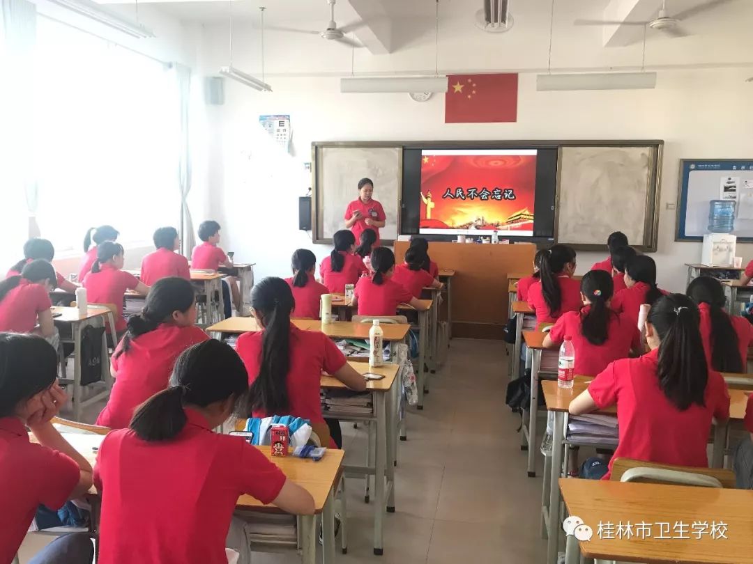 桂林市卫生学校组织40多名师生代表前往逸仙中学烈士纪念碑园,缅怀苏