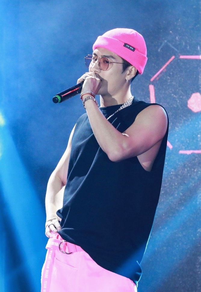 王嘉尔潮装亮相办新歌派对谈演出摔下舞台称只是骨头有问题