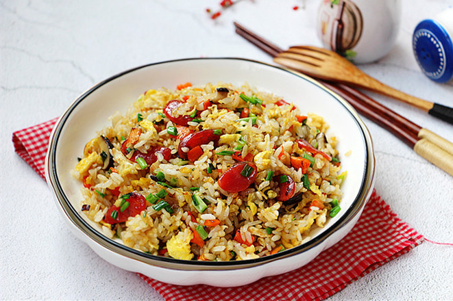 广东作客,东道主请吃饭的时候,点得最多的一个主食可能就是腊肠炒饭