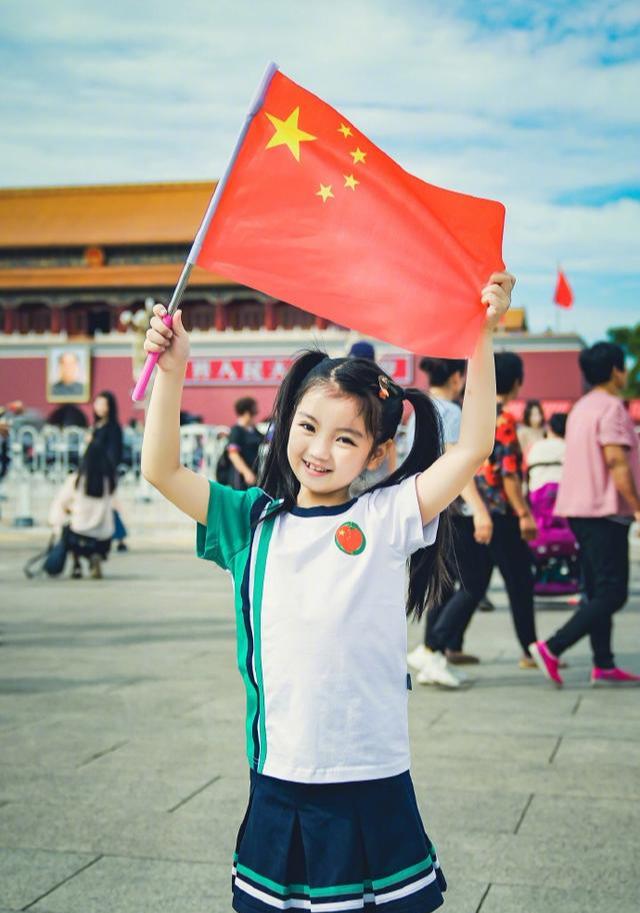 爸爸去哪儿萌娃阿拉蕾晒照为祖国庆生软萌可爱实力爱国