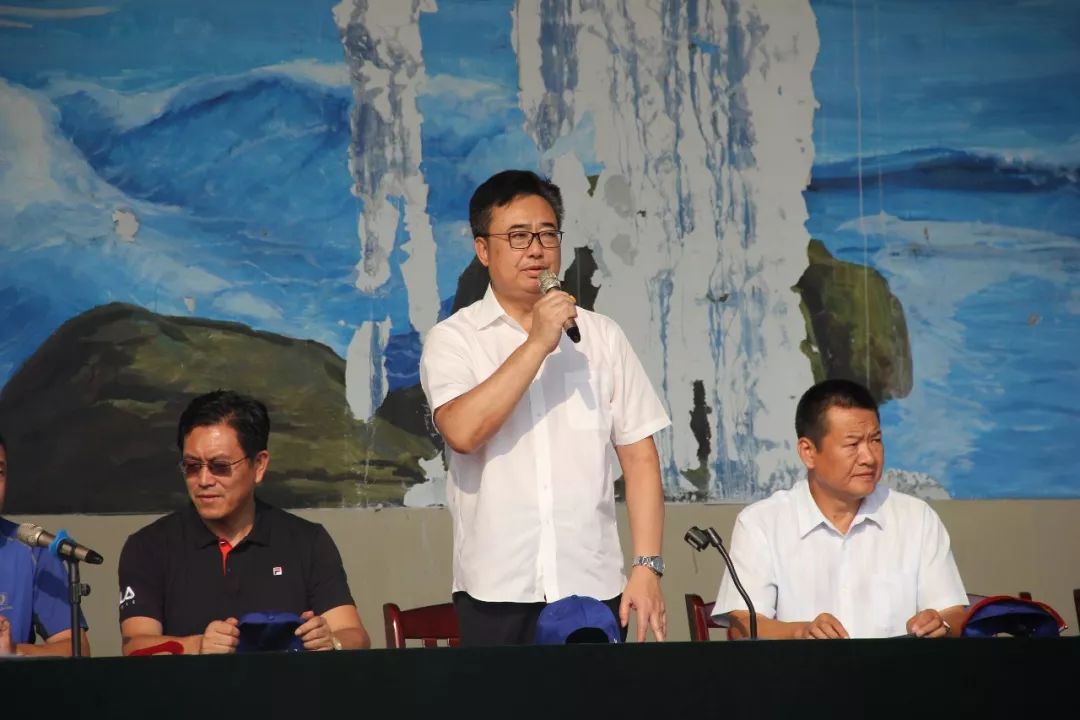 崔显华校长宣布城阳二中2019年秋季田径运动会暨教职工运动会正式开幕