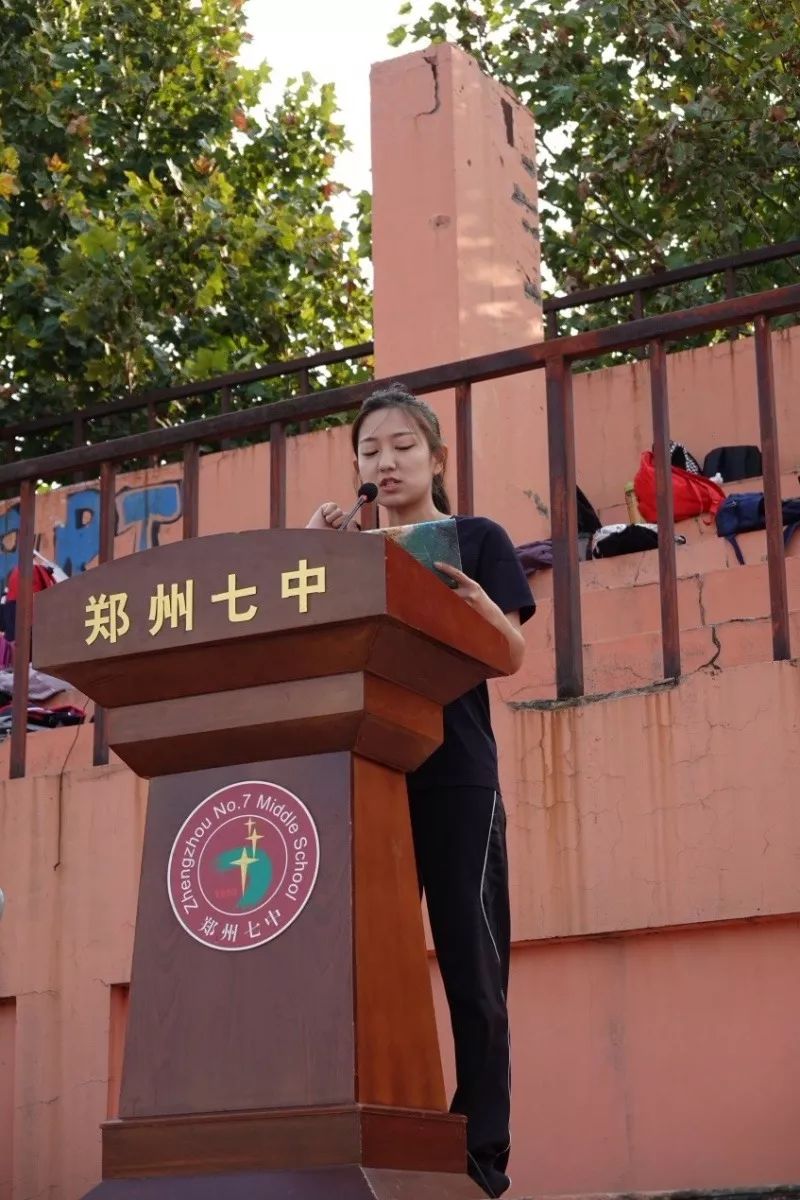 师生共唱向祖国献礼女排精神激励运动健儿郑州七中高中部第69届秋季