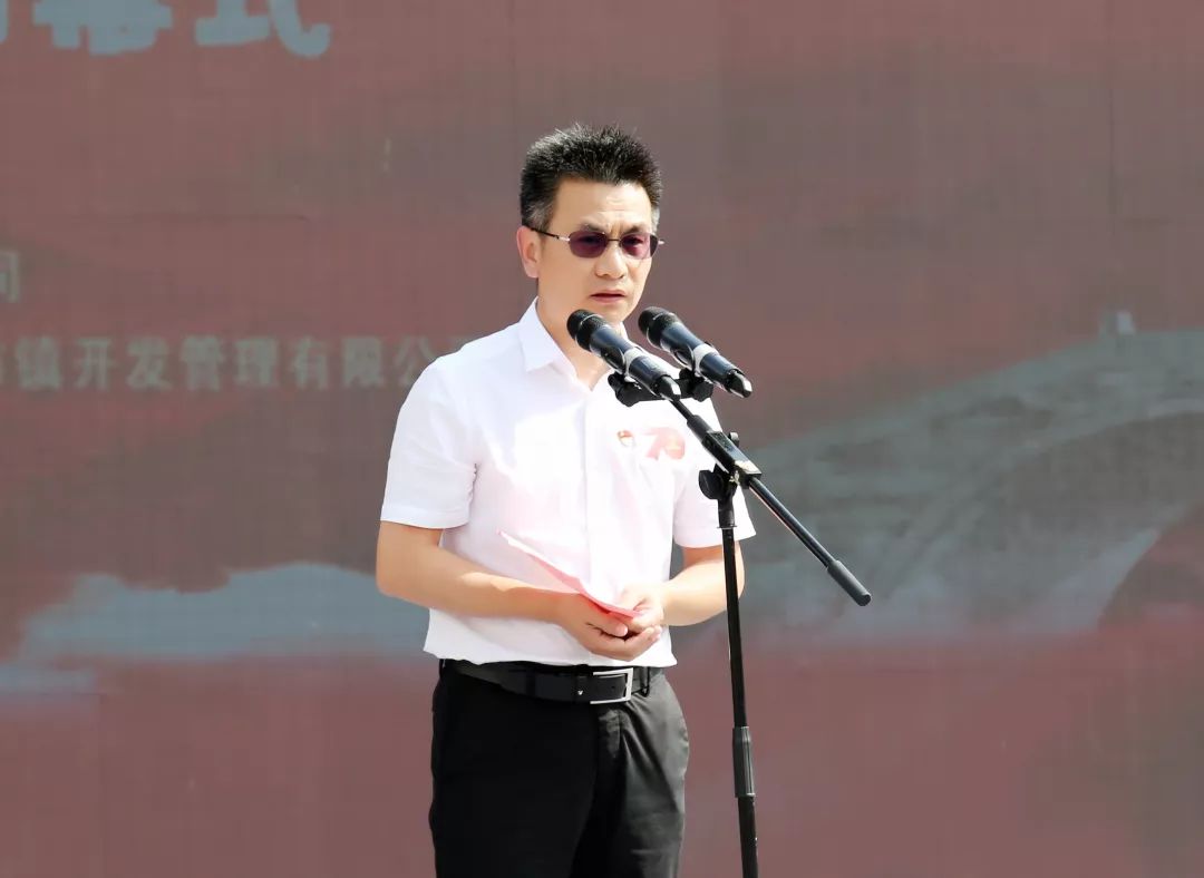 镇党委书记张伟国,外高桥集团股份有限公司党委书记,董事长刘宏共同