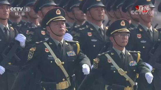 火箭军方队,领队是薛今峰少将,张凤中少将.