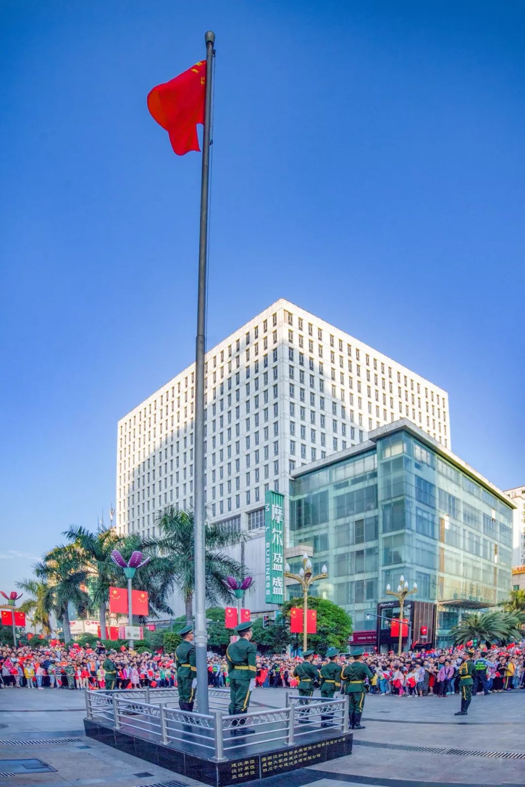 激动攀枝花近万名市民中心广场观看升旗仪式向祖国表白