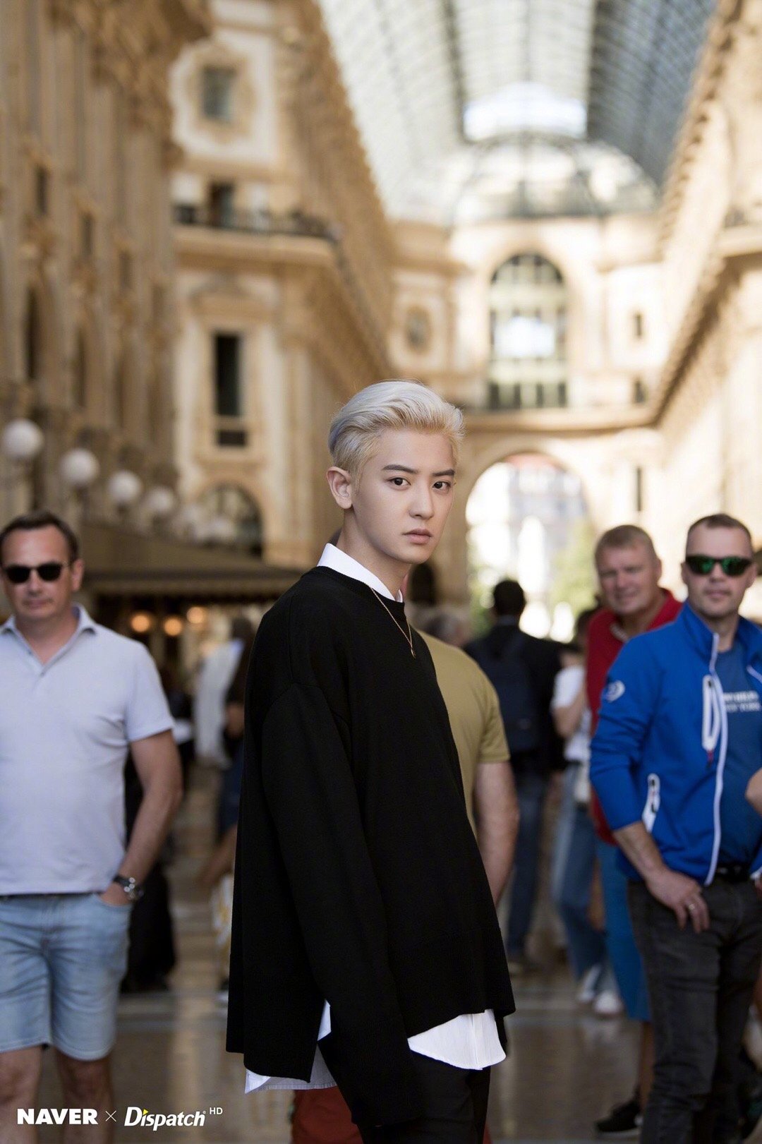 画报小王子灿烈米兰街头画报帅气来袭