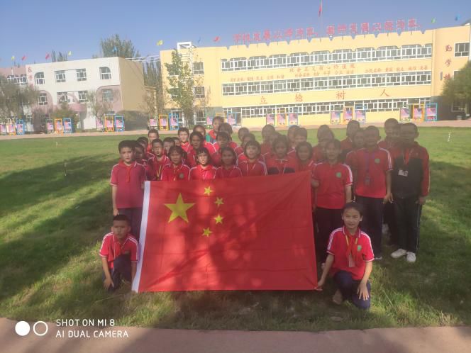 小学少先队柯坪县大学生志愿服务西部计划志愿者祝祖国母亲生日快乐