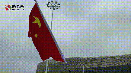 吴京举国旗动图图片