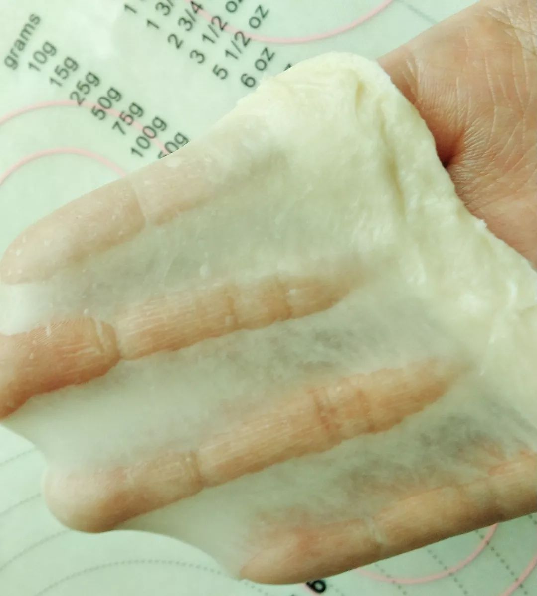 所有食材加入面包机桶,启动揉面机,有筋度时加入软化好的黄油,揉到